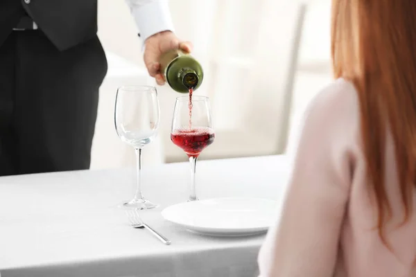Servitören Hälla Vin Glas För Klienten Restaurang — Stockfoto