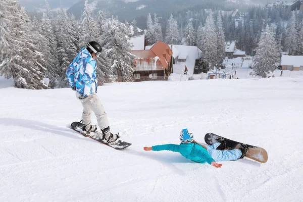 Paar Snowboarder Auf Skipiste Verschneiten Skigebiet — Stockfoto
