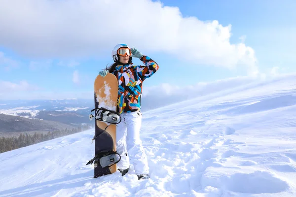 Snowboarder Feminino Pista Esqui Resort Nevado Férias Inverno — Fotografia de Stock