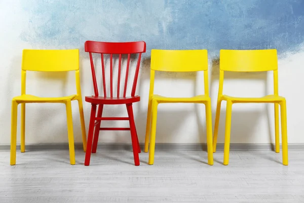 Jedna Červená Židle Mezi Žluté Pokoji Koncept Rozdíl Jedinečnost — Stock fotografie