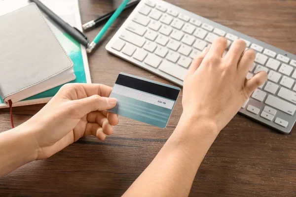 Woman Credit Card Using Computer Table — Stock Photo, Image