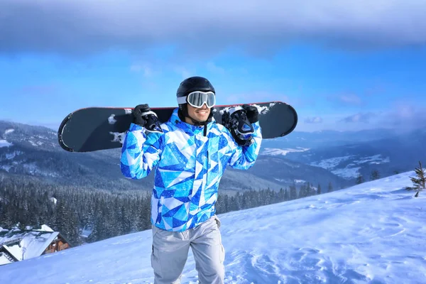 Mężczyzna snowboardzistów na stoku narciarskim w snowy resort. Ferie zimowe — Zdjęcie stockowe