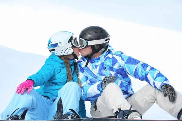 Coppia di baci sulla pista da sci in località innevata. Vacanze invernali — Foto Stock