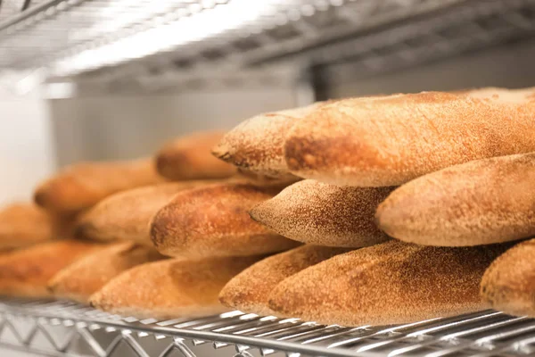 Delicioso Pan Fresco Estante Panadería — Foto de Stock