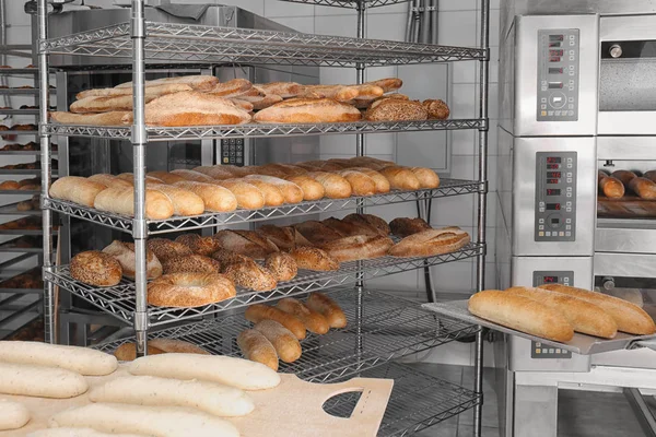 Delicioso Pan Fresco Los Estantes Panadería — Foto de Stock