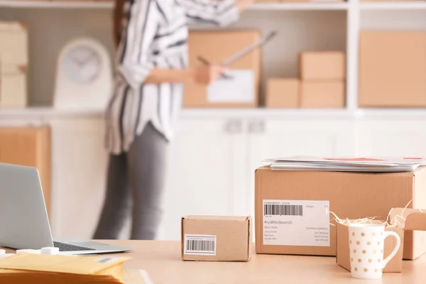 Paketkästen Und Umschläge Versandfertig Für Den Kunden Auf Dem Tisch — Stockfoto