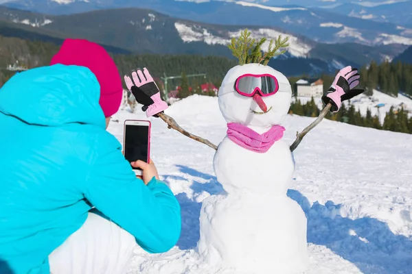 Vrouw Nemen Foto Van Sneeuwpop Skiresort — Stockfoto