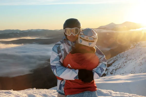 Счастливая пара на снежной вершине горы на закате. Зимние каникулы — стоковое фото