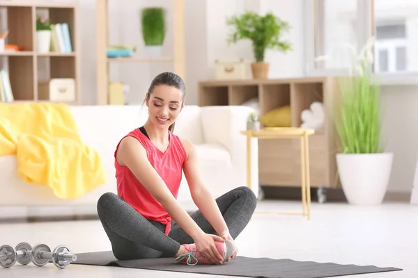 Hermosa Joven Haciendo Ejercicio Fitness Casa —  Fotos de Stock