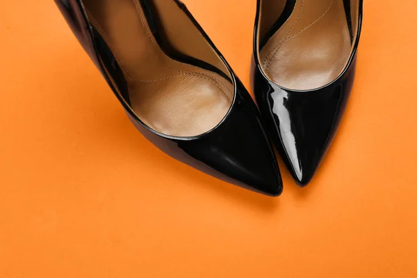 Elegante Vrouwelijke Schoenen Kleur Achtergrond — Stockfoto