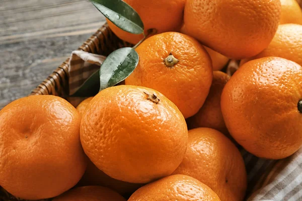 Close Juicy Tangerines Wicker Basket — Stock Photo, Image