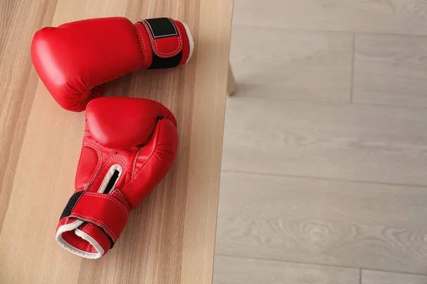 Boxhandschuhe Auf Tisch Drinnen — Stockfoto