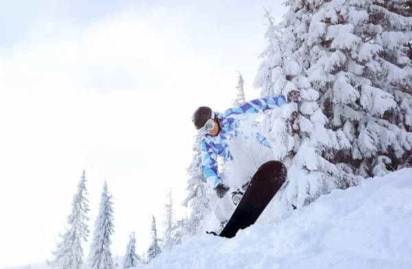 Erkek snowboard Kayak Bakırlı karlı Resort üzerinde