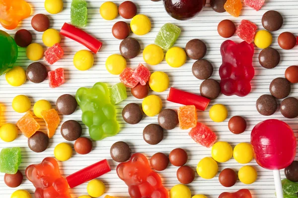 Işık arka plan üzerinde renkli şekerler, üstten görünüm