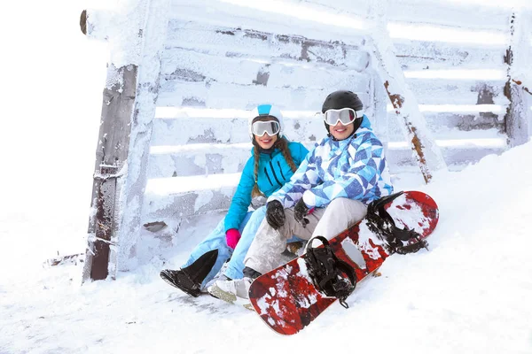 Ungt par på snöiga resort. Vintersemester — Stockfoto