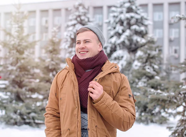 Kış tatili karlı Park'ta mutlu genç adam portresi