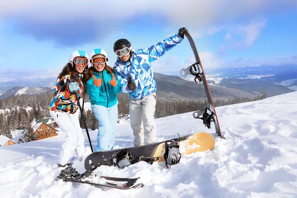 Amigos Felices Pista Esquí Estación Nevada Vacaciones Invierno —  Fotos de Stock