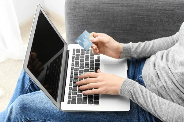 Mulher Com Cartão Crédito Usando Laptop Dentro Casa — Fotografia de Stock