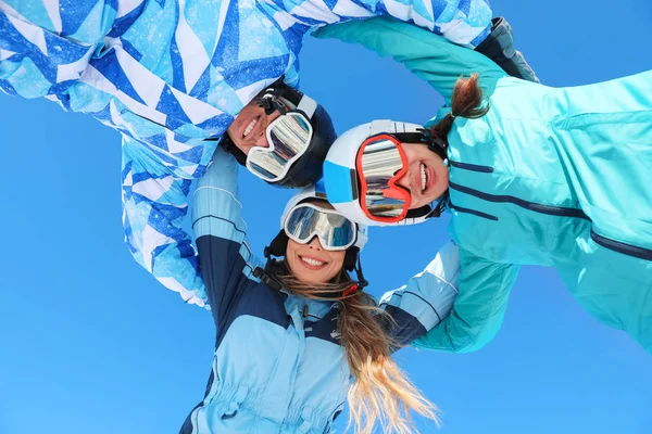 Gruppe Glücklicher Freunde Skigebiet Winterurlaub — Stockfoto