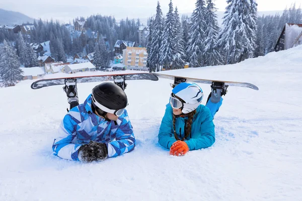 Ζευγάρι Των Snowboarders Στο Σκι Πίστα Στο Χιονισμένο Θέρετρο — Φωτογραφία Αρχείου