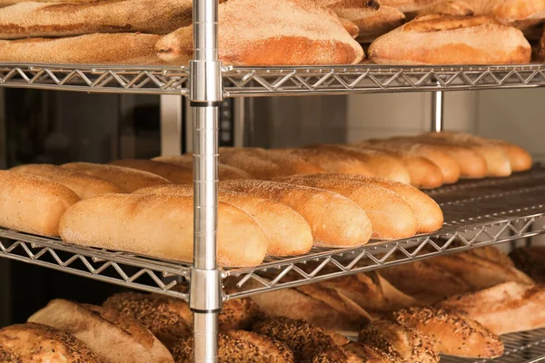 Estantes Con Delicioso Pan Fresco Panadería — Foto de Stock