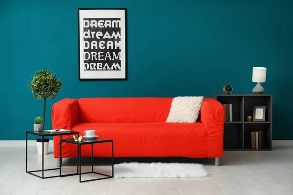 Hermoso sofá y mesa cerca de la pared de color — Foto de Stock