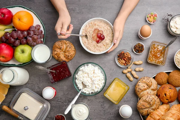 Kadın kahvaltı masada olması