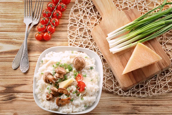 Compositie met heerlijke risotto op houten achtergrond — Stockfoto