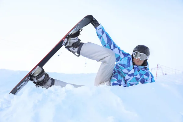 Snowboarder Maschile Sulla Pista Sci Località Innevata — Foto Stock