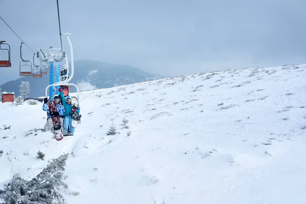 Para na Wyciąg narciarski w mountain resort. Ferie zimowe — Zdjęcie stockowe