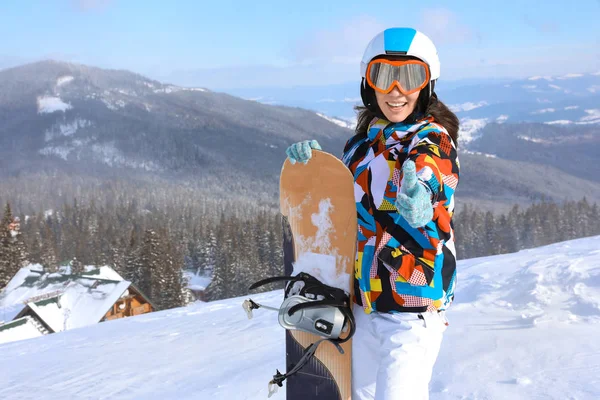 Joyeux Snowboarder Féminin Montrant Geste Pouce Station Ski — Photo