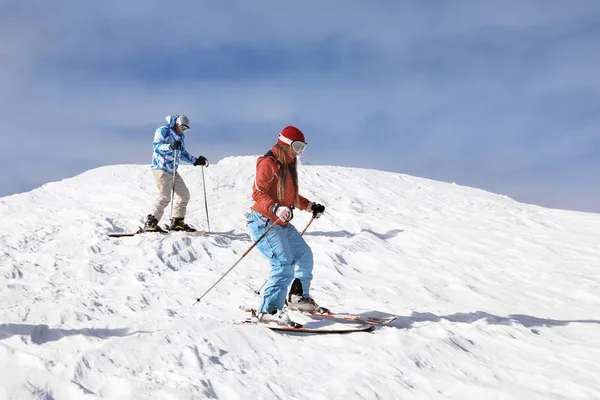 Toeristen op de skipiste in het besneeuwde resort. Wintervakantie — Stockfoto