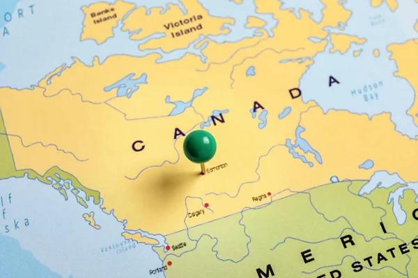 Закрыть Карту Северной Америки Пушпином Путешествуя Канаде — стоковое фото