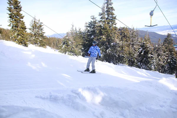 Man met skilift in besneeuwde resort. Wintervakantie — Stockfoto