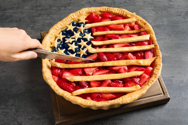 Kadın Lezzetli Amerikan Bayrağı Pasta Masada Kesme — Stok fotoğraf