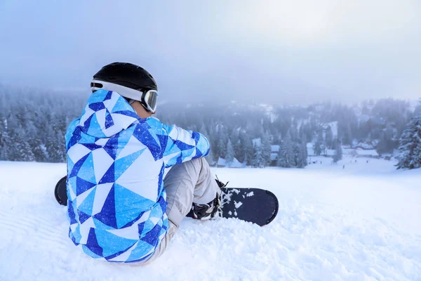 Mannelijke Snowboarder Skipiste Het Besneeuwde Resort — Stockfoto