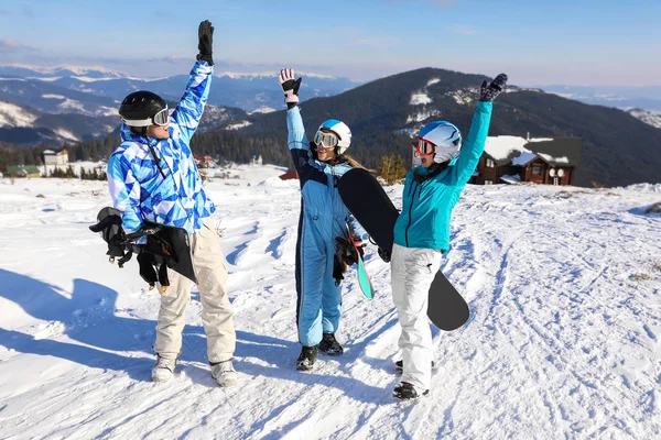 Grupp Snowboardåkare Skidor Pisten Snöiga Resort — Stockfoto