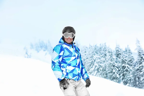 Mann auf Skipiste im verschneiten Skigebiet. Winterurlaub — Stockfoto