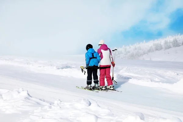 Kvinnor Som Använder Skidlift Snöiga Resort Vintersemester — Stockfoto