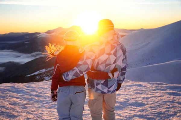 Para Cieszyć Zachód Słońca Śnieżne Ski Resort Ferie Zimowe — Zdjęcie stockowe