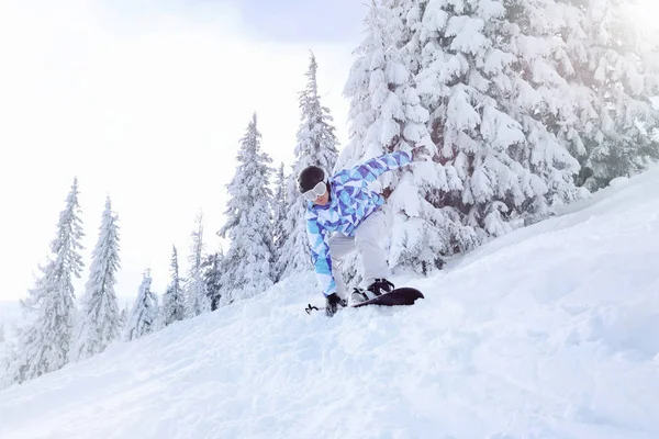 Mužské Snowboardista Sjezdovce Horském Resortu — Stock fotografie