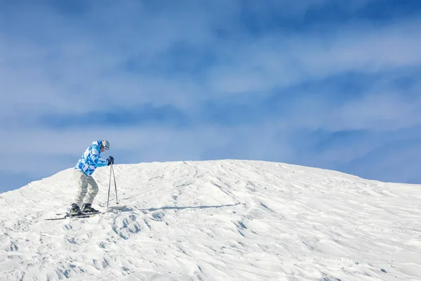 Ο άνθρωπος σκι σε πίστα στο χιονισμένο θέρετρο. Χειμερινές διακοπές — Φωτογραφία Αρχείου