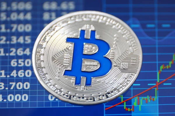 Silber-Bitcoin auf dem Bildschirm mit Wechselkursen, Finanzhandel — Stockbild Silber Bitcoin Auf Dem Bildschirm Mit Wechselkursen Finanzhandel — Stockfoto