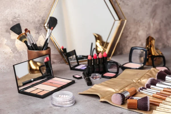 Cosmética Decorativa Pinceles Maquillador Profesional Sobre Mesa Gris — Foto de Stock