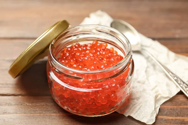 Ahşap masa üzerinde kırmızı havyar ile Cam Kavanoz