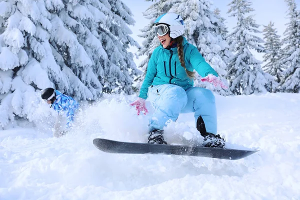 Kadın Snowboard Kayak Bakırlı karlı Resort üzerinde. Kış tatili