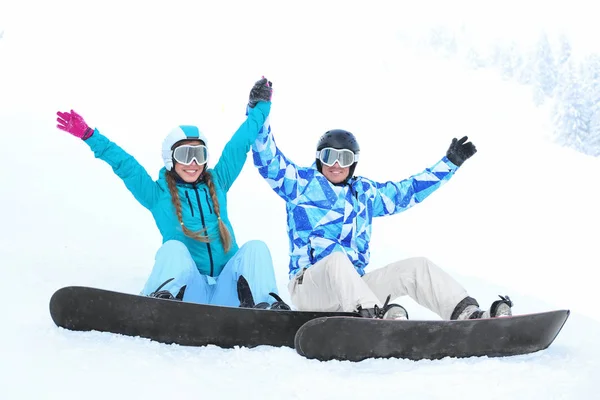 Couple Snowboarders Ski Piste Snowy Resort — Stock Photo, Image
