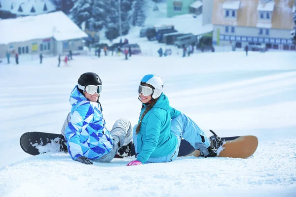 Para Snowboardzistów Stoku Narciarskim Snowy Resort — Zdjęcie stockowe