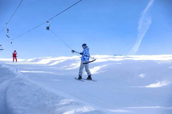 Człowiek za pomocą wyciągu narciarskiego w ośrodku snowy. Ferie zimowe — Zdjęcie stockowe