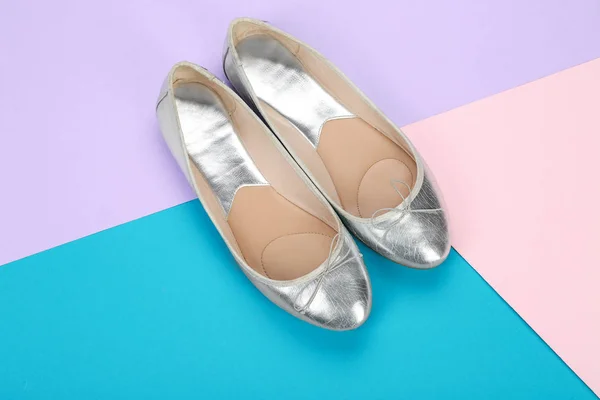 Стильная Женская Обувь Цветном Фоне — стоковое фото
